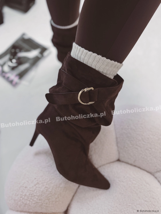 Czekoladowe zamszowe botki damskie DORELL slouchy, stylizacja